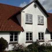 Landejendom med sprossede bondehusvinduer