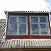 Tagkvist med 2 dannebrogsvinduer med sprosser